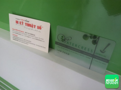 PVC l&agrave; chất liệu nhựa dẻo, nhựa trong suốt, khi in ấn sẽ mang lại sự sang trọng, độc đ&aacute;o, đẳng cấp cho bạn v&agrave; doanh nghiệp